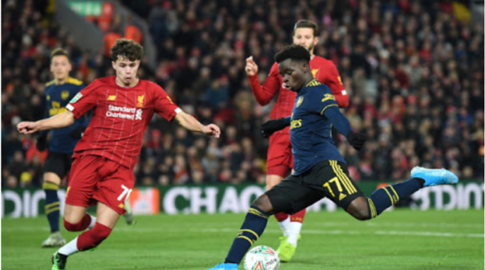 O Bukayo Saka εναντίον της Liverpool στον φετινό αγώνα για το Carabao Cup.