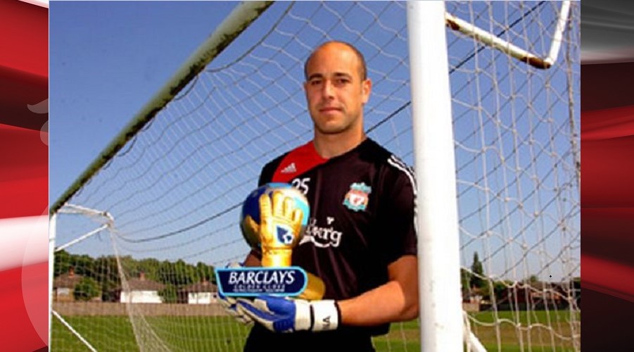 Ο Pepe Reina ποζάρει με τα Golden Gloves.